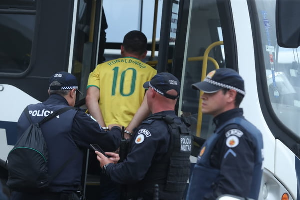 Manifestantes bolsonaristas presos no Palácio do Planalto durante protestos antidemocráticos na Esplanada dos Ministérios. Agentes das forças de segurança levam homens algemados para dentro de ônibus da PMDF após ataques - Metrópoles