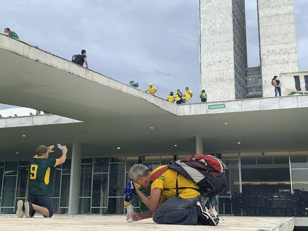 Manifestantes bolsonaristas ocupam o Congresso Nacional e são retirados pela policia PMDF. Na parte de cima do prédio, diversas pessoas resistem ao gás lançado pelos agentes de segurança - Metrópoles
