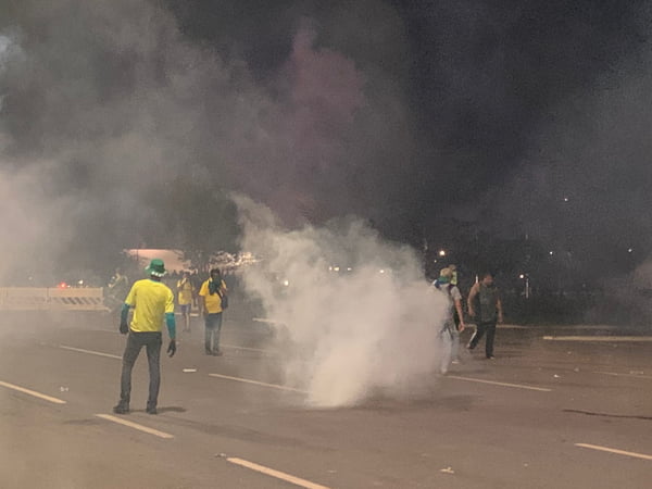PMDF entra em confronto com bolsoanristas que destruiram prédio publicos em protesto em brasília 3