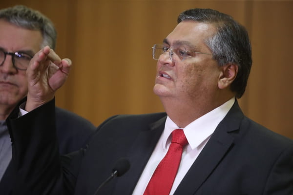 O ministro Flávio Dino conversa com a imprensa em Brasília - metrópoles