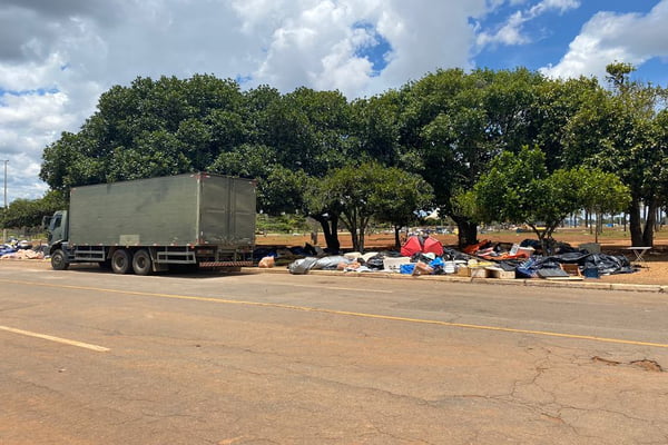 Destroços deixados por militantes bolsonaristas no QG do Exército, em Brasília, após remoção dos mesmos do local por militares. Lonas, lixo e objetos aparecem espalhados no chão - Metrópoles
