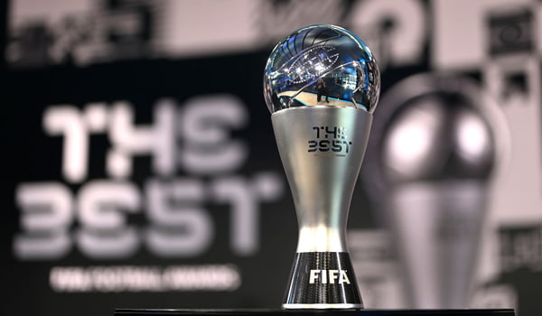 Imagem do troféu Fifa The Best - Metrópoles