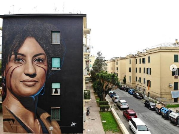 Fotografia colorida de mural em homenagem a Marielle Franco nas ruas de Roma