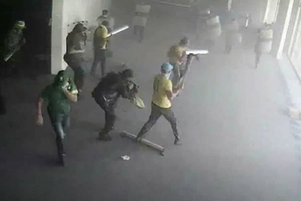 Imagem colorida mostra golpistas que atacam policiais legislativos com barras de ferro no Senado Federal - Metrópoles