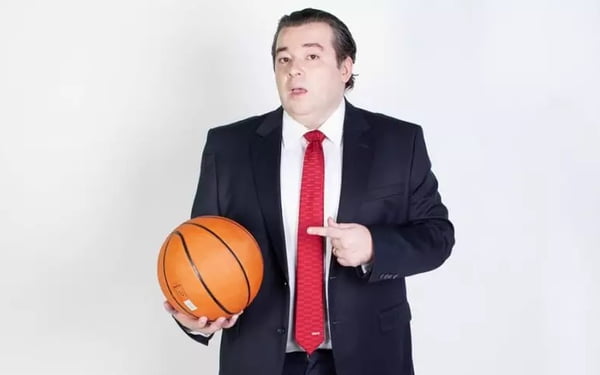 Rômulo Mendonça com bola de basquete - Metrópoles
