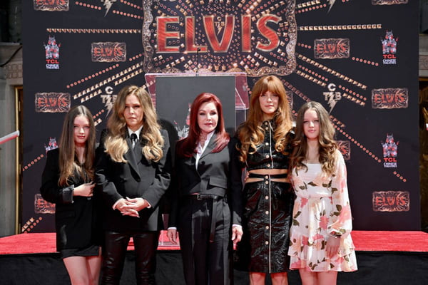 Lisa Marie Presley ao lado da mãe e das filhas, cinco mulheres enfileiradas - metrópoles