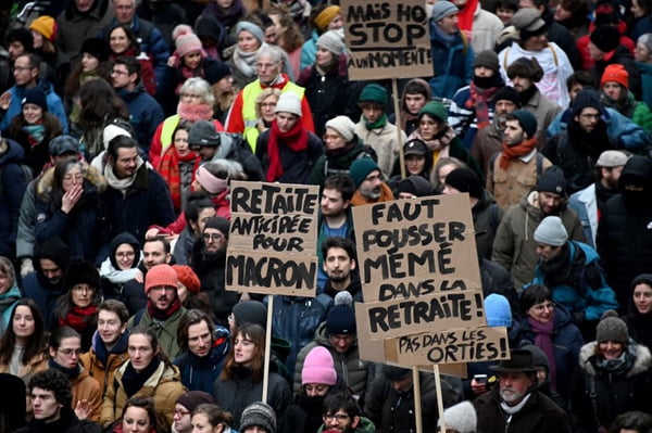 Grupo de manifestantes na França - Metrópoles