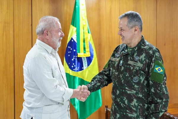 Finalmente, Lula assume o comando supremo das Forças Armadas