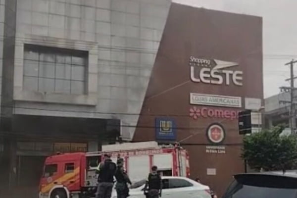 Imagem colorida: bombeiros controlam incêndio em shopping - Metrópoles