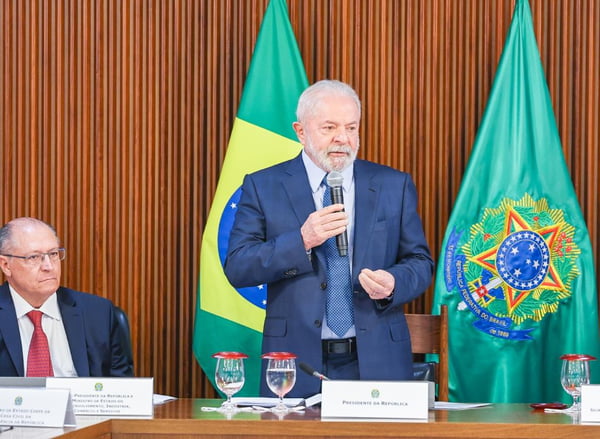 Reunião do presidente Lula com os 27 chefes do executivo nacional no Palácio do Planalto para tratar de demandas dos estados. Na imagem, Lula fala em ponta de mesa ladeado por Alckmin e Alexandre Padilha - Metrópoles