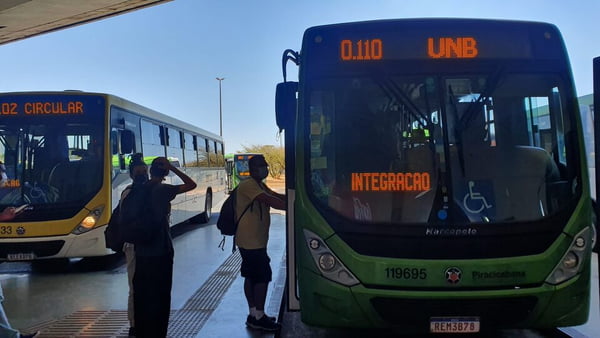 Ônibus da linha 0.110 estacionado na Rodoviária do Plano Piloto. Ele vai da zona Central até a Universidade de Brasília - Metrópoles