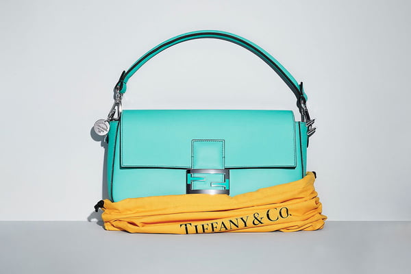 Bolsa modelo Baguette da marca Fendi feita em parceira com a Tiffany & Co. A peça é de couro e no tom de azul turquesa típico da joalheria. - Metrópoles