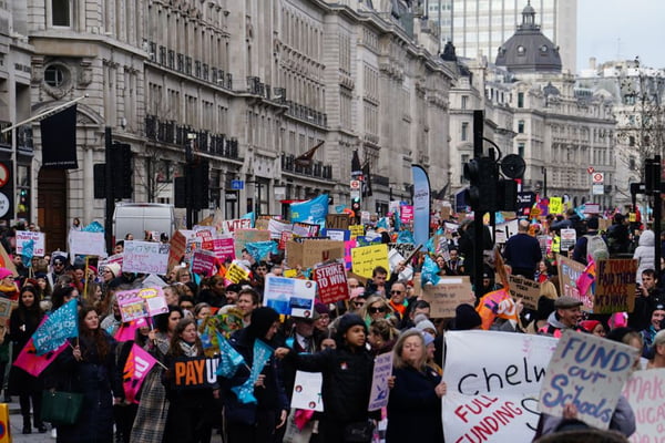 Imagem colorida mostra trabalhadores fazem manifestações nas ruas de Londres durante greves no Reino Unido - Metrópoles