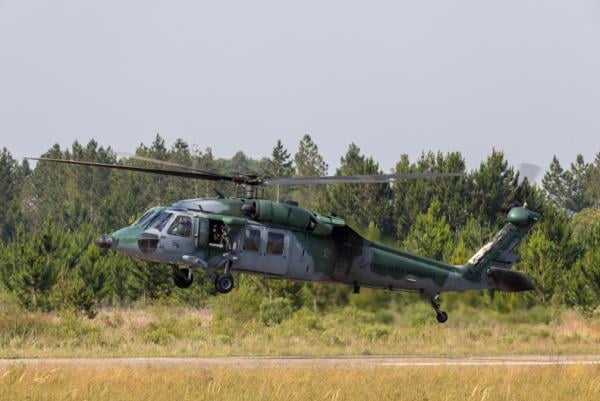 helicóptero levanta voo em área verde
