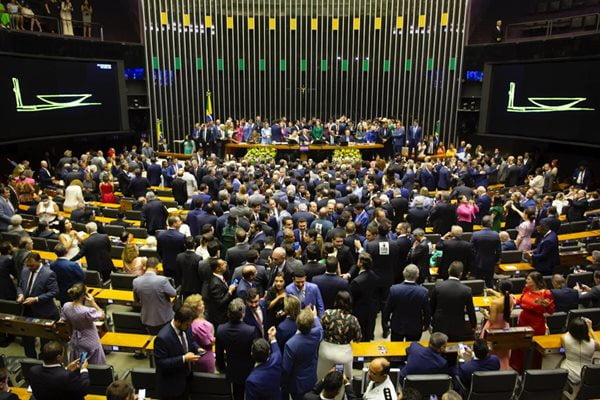 Imagem colorida de várias pessoas no Congresso Nacional