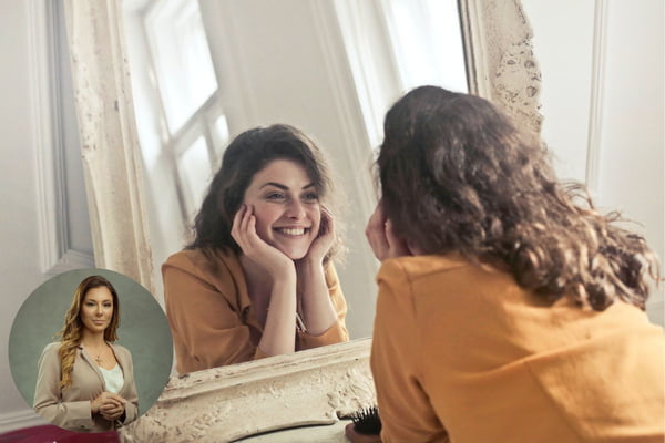 Foto colorida de Mulher sorrindo para o espelho - Metrópoles