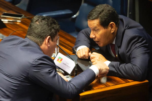 Senador eleito Hamilton Mourão conversa com Sérgio Moro durante Sessão de eleição para a mesa do Senado. Senador Rodrigo Pacheco, que disputa a presidência com Rogério Marinho 7