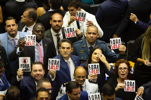 Foto colorida de deputados bolsonaristas com cartazes Fora Lula
