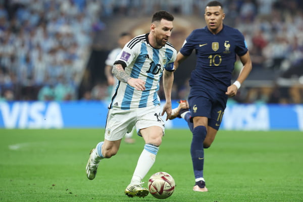 Messi afirma que evita falar com Mbappé sobre a final da Copa