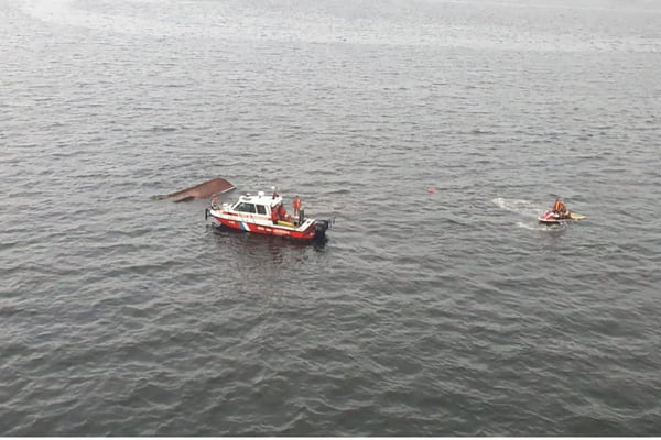 barco após naufrágio e equipes de resgate - metrópoles