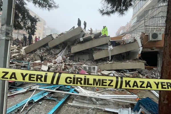 Imagem colorida mostra faixa amarela e escombros após Terremoto na Turquia e na Síria - Metrópoles