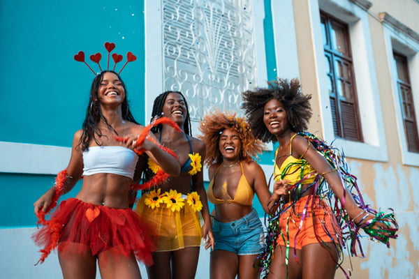 Imagem colorida de mulheres vestida à caráter para curtir carnaval - Metrópoles