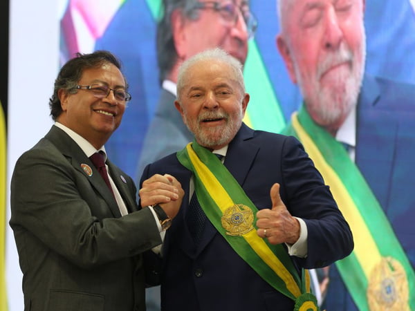 O presidente da Colômbia, Gustavo Petro, cumprimenta o presidente Luiz Inácio Lula da Silva no Palácio do Planalto. Eles sorriem para fotos - Metrópoles