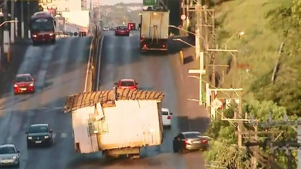 Vídeo: caminhão atravessa avenida em SC com casa inteira na carroceria