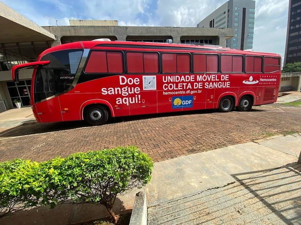 ônibus vermelho estacionado
