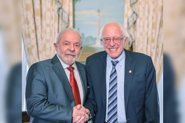 Lula aperta a mão do senador Bernie Sanders durante encontro em Washington, nos Estados Unidos. Eles sorriem para foto - Metrópoles