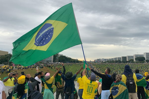 Bolsonaristas extremistas invadiram os prédios do Congresso e promoveram quebradeira. No detalhe, eles erguem bandeira no alto do parlamento - Metrópoles