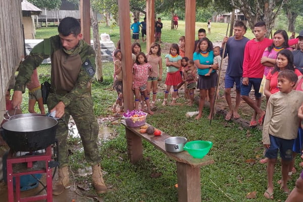 Indígenas Yanomami ganham cesta básica e legumes em Roraima - Metrópoles