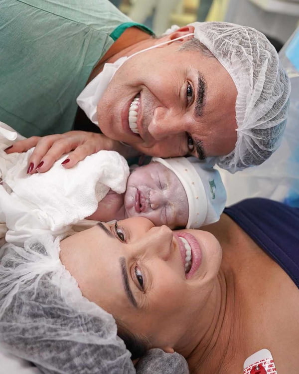 Claudia Raia e Jarbas Homem de Mello posam com Luca na maternidade - Metrópoles
