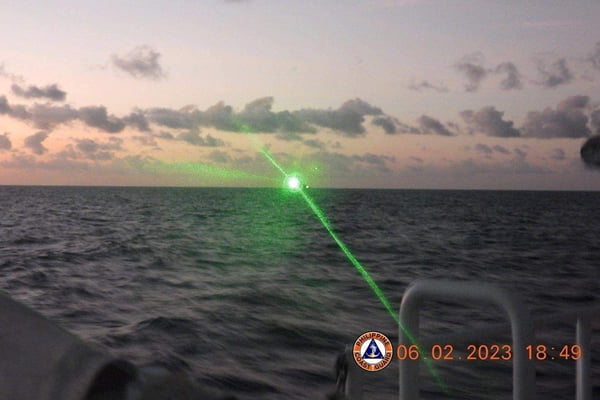 Suposto "laser militar" da China contra navio das Filipinas - Metrópoles