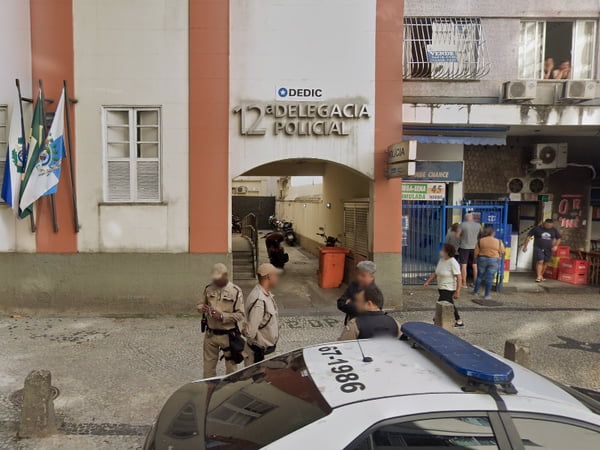 Imagem colorida mostra fachada da 12º Delegacia de Policia do Rio de Janeiro, onde estupro teria ocorrido