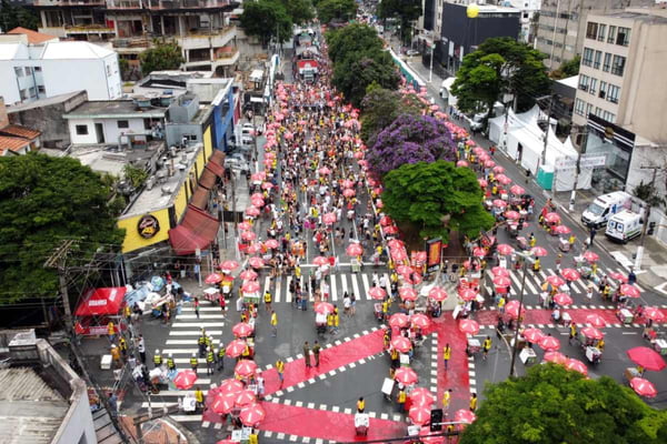 Desfile do Bloco Casa Comigo na Avenida Henrique Schaumann no bairro de Pinheiros, zona Oeste de São Paulo