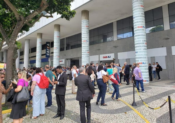 Pessoas em frente do prédio da OAB-RJ após ameça de bomba - Metrópoles
