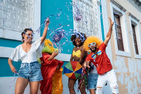 Imagem colorida - foliões brincam Carnaval na rua - Metrópoles