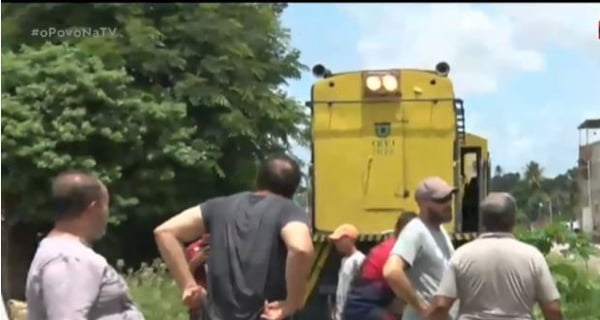 pessoas atrás de trem em linha férrea em João Pessoa - metrópoles