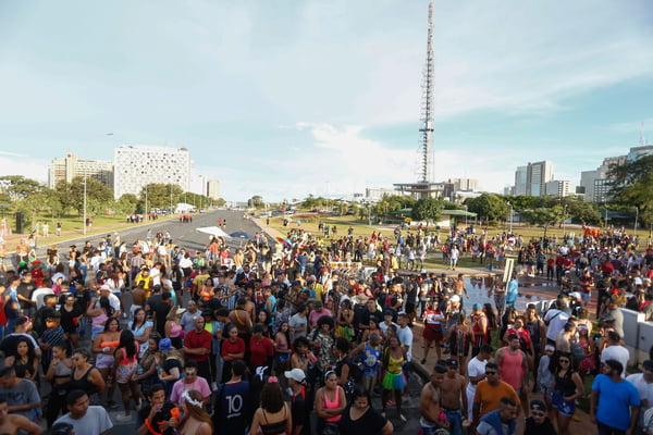 Foliões começam a chegar ao Bloco dos Raparigueiros, próximo à Torre de TV, no final da tarde deste domingo de Carnaval (19/02)