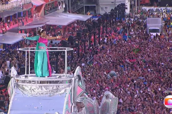 Imagem colorida do desfile da Mangueira no Carnaval do Rio de Janeiro - Metrópoles