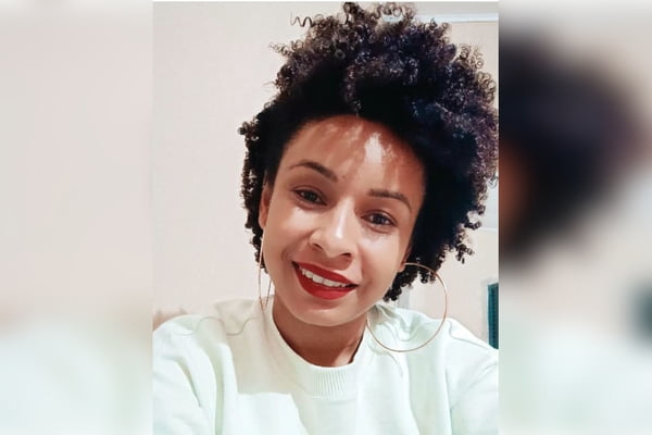 mulher negra sorri para foto esteticista - metrópoles