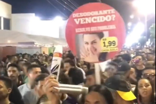 Imagem mostra foliã vendendo aplicações de desodorante a R$ 1,99 - Metrópoles