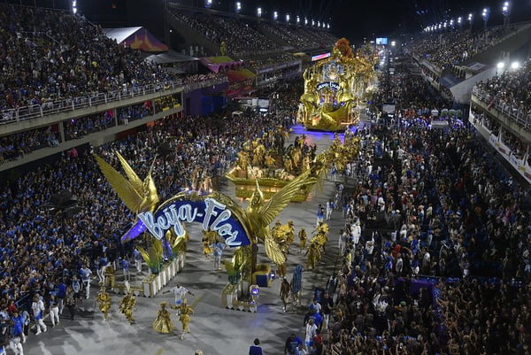 Imagem colorida do desfile da Beija-Flor no Carnaval do Rio de Janeiro - Metrópoles
