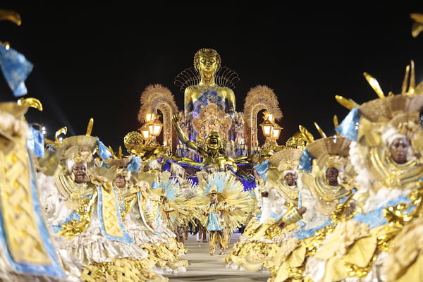 Imagem colorida do desfile da Beija-Flor no Carnaval do Rio de Janeiro - Metrópoles