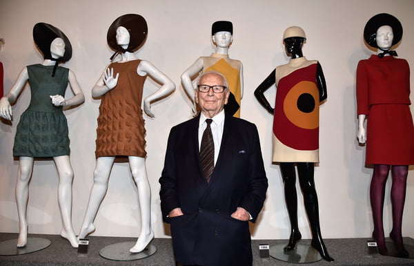 Na imagem com cor, Pierre Cardin em frente a manequins - Metrópoles