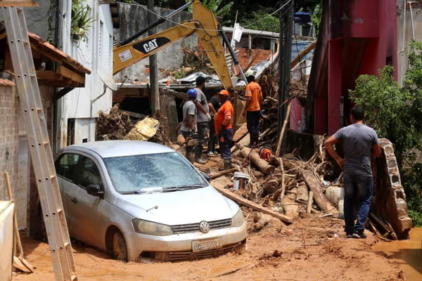Imagem colorida de São Sebastião mostra carro e casas destruídas - Metrópoles