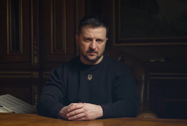 presidente da ucrania sentado em mesa fazendo discurso - metrópoles