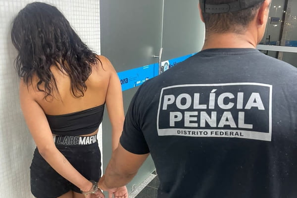 Mulher com mandado de prisão é detida ao tentar visitar irmão na Papuda