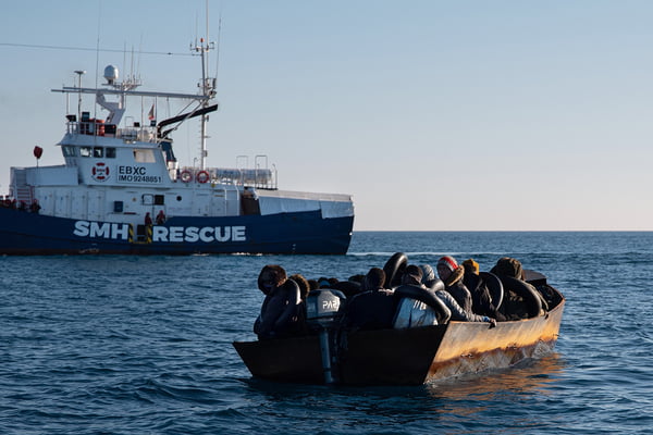 Resgate de barco para migrantes no Mediterrâneo italiano